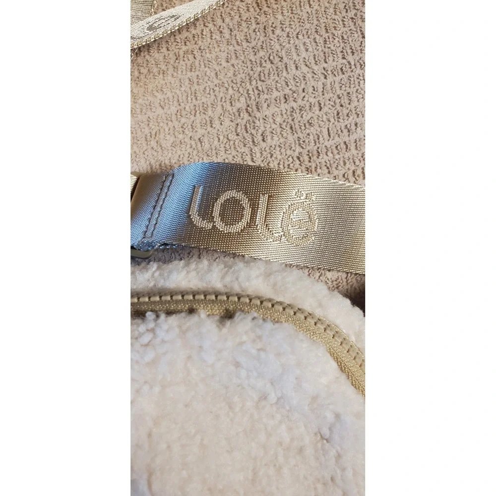 Lole Sherpa Fleece Belt Bag Cream Beige Adjustable Strap‎ Fanny Pack Crossbody